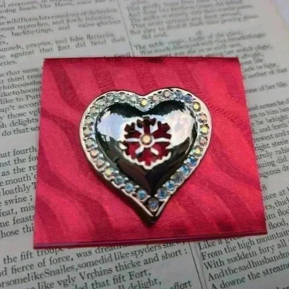 Heart brooch  with snowflake design - Picture 4 of 7
